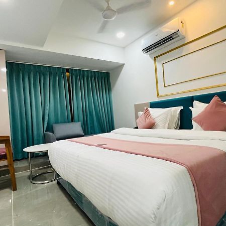 Hotel The Vital Surat Dış mekan fotoğraf
