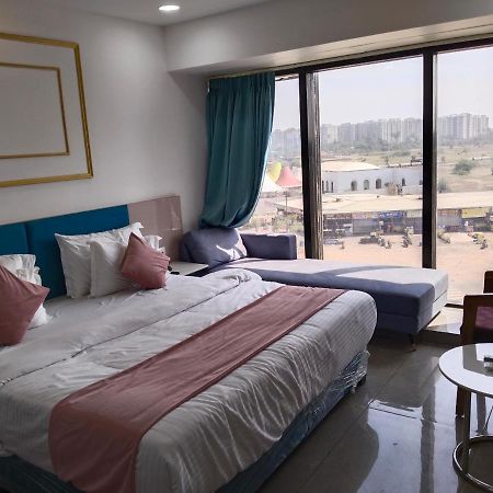 Hotel The Vital Surat Dış mekan fotoğraf