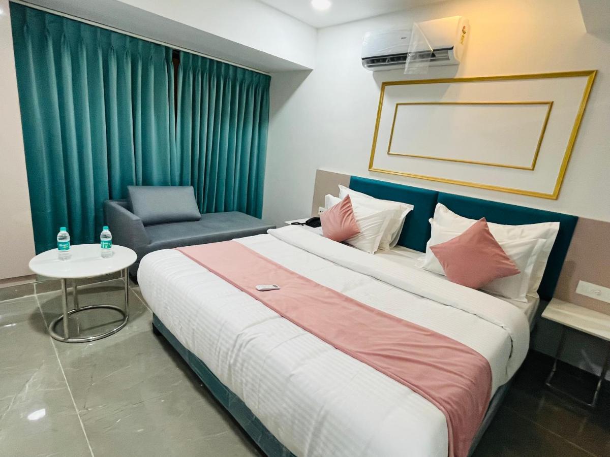 Hotel The Vital Surat Dış mekan fotoğraf