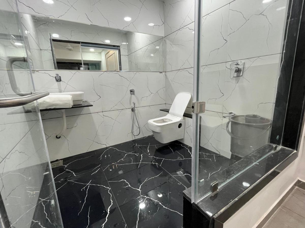 Hotel The Vital Surat Dış mekan fotoğraf