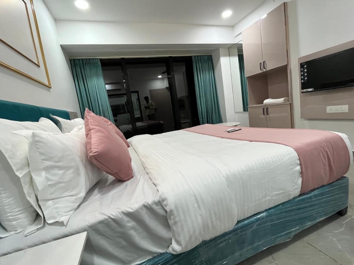Hotel The Vital Surat Dış mekan fotoğraf