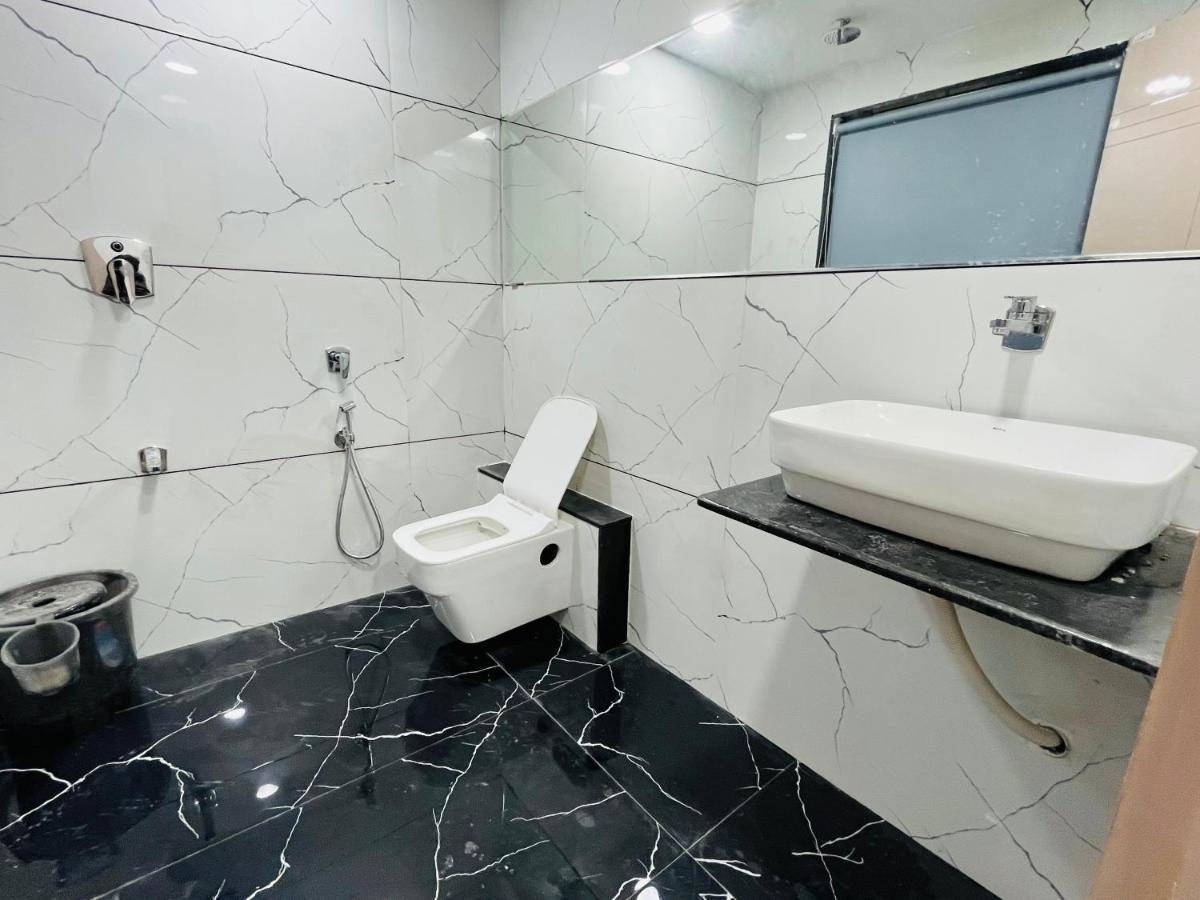 Hotel The Vital Surat Dış mekan fotoğraf