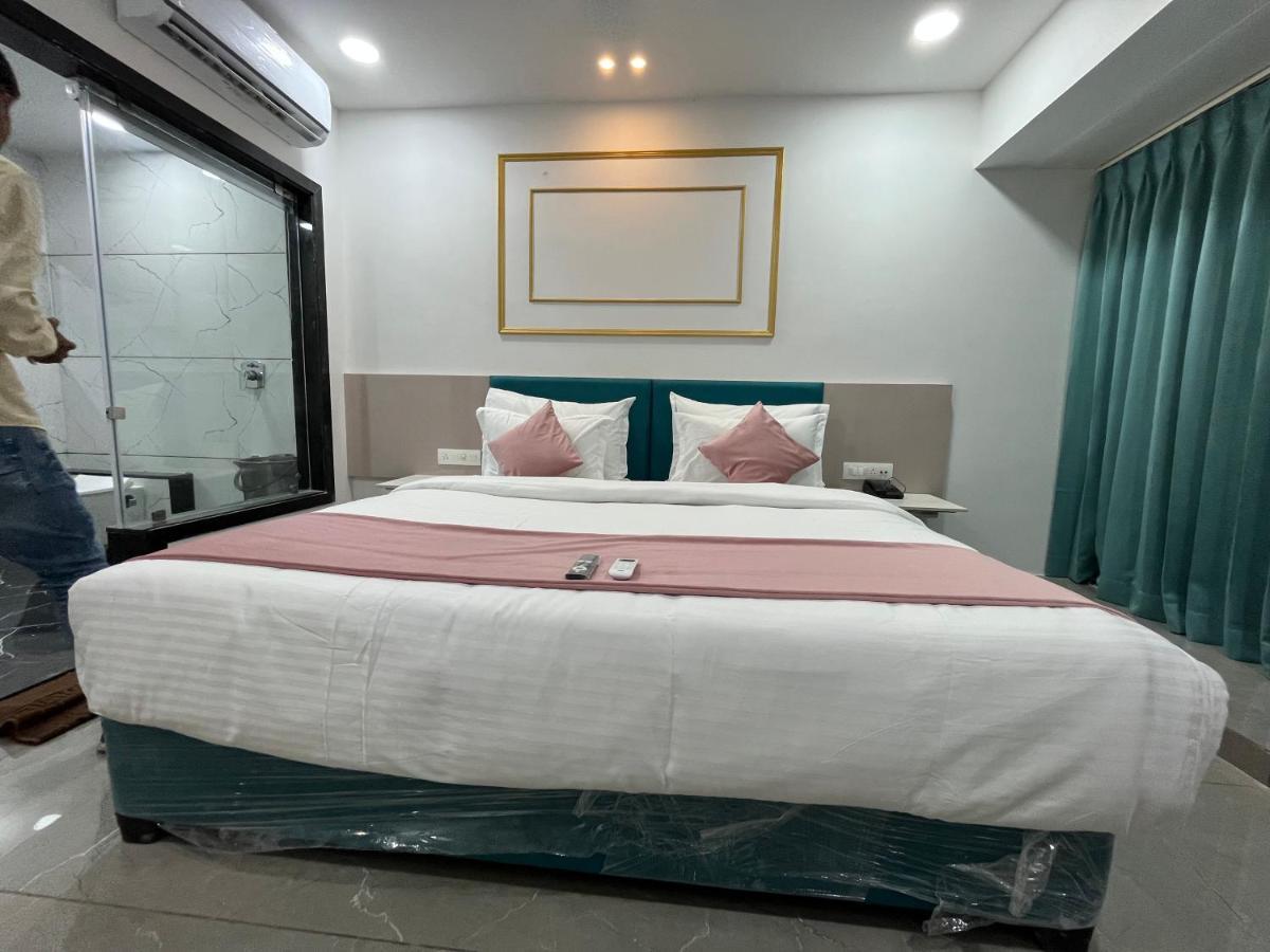 Hotel The Vital Surat Dış mekan fotoğraf