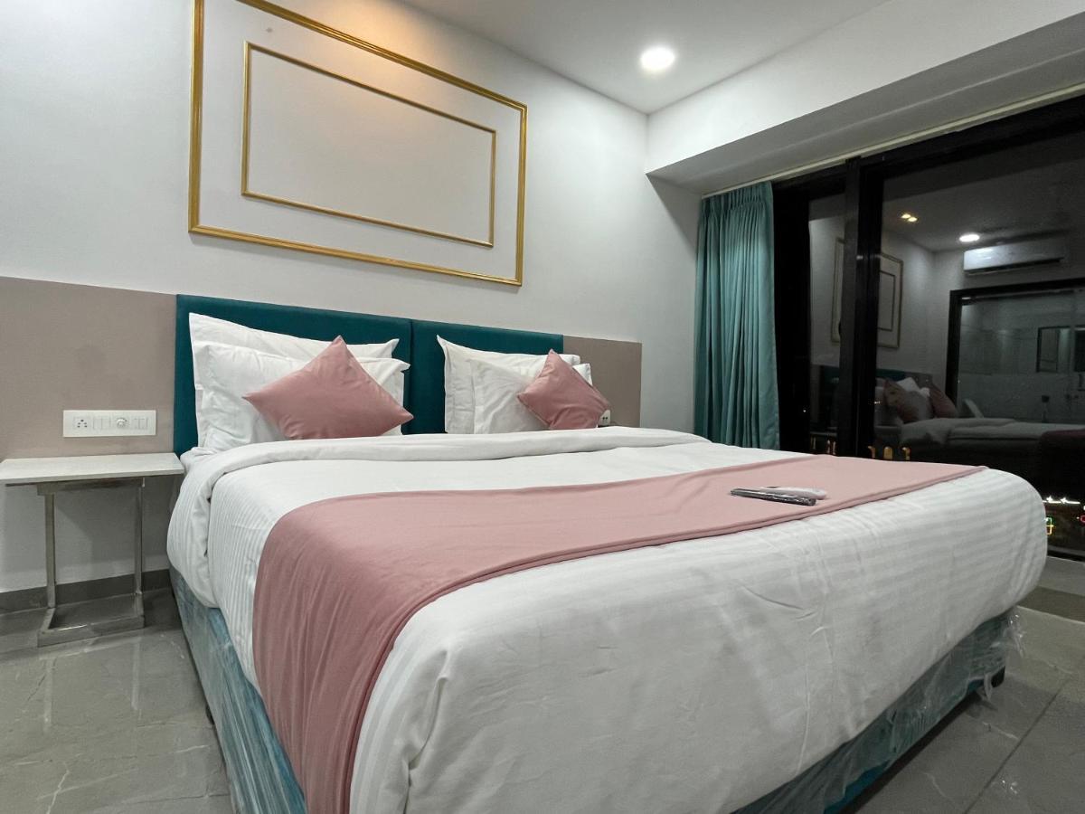 Hotel The Vital Surat Dış mekan fotoğraf