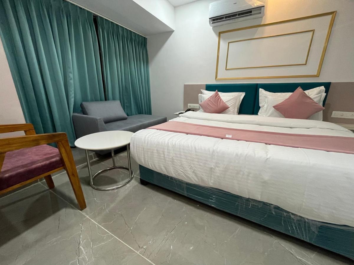 Hotel The Vital Surat Dış mekan fotoğraf