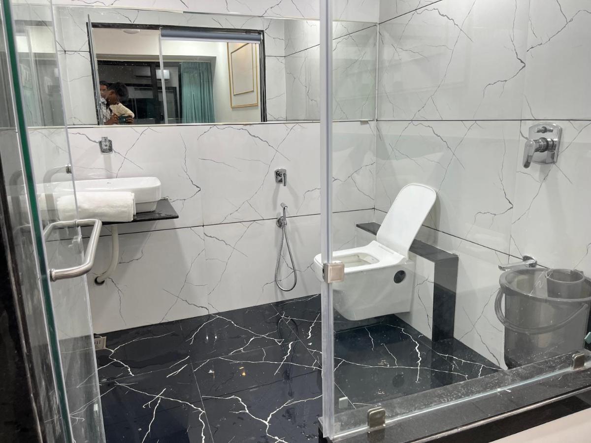 Hotel The Vital Surat Dış mekan fotoğraf