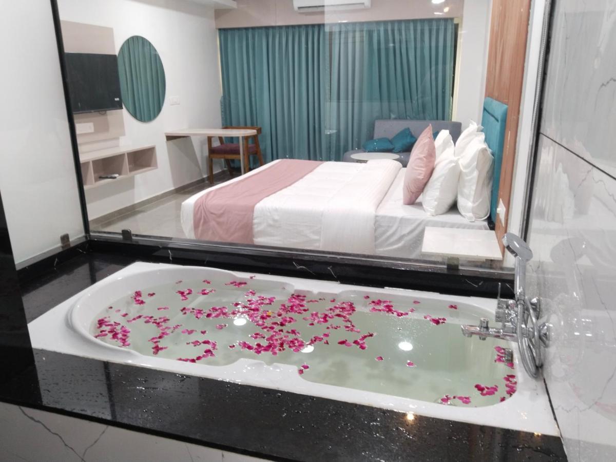 Hotel The Vital Surat Dış mekan fotoğraf