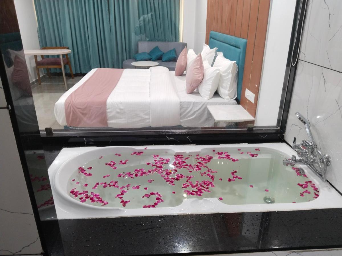 Hotel The Vital Surat Dış mekan fotoğraf