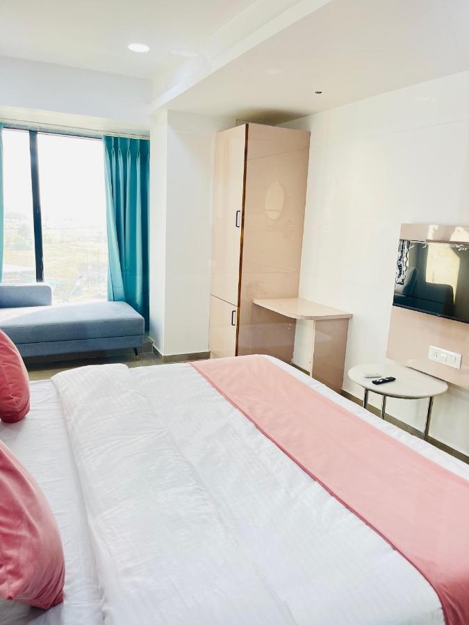 Hotel The Vital Surat Dış mekan fotoğraf