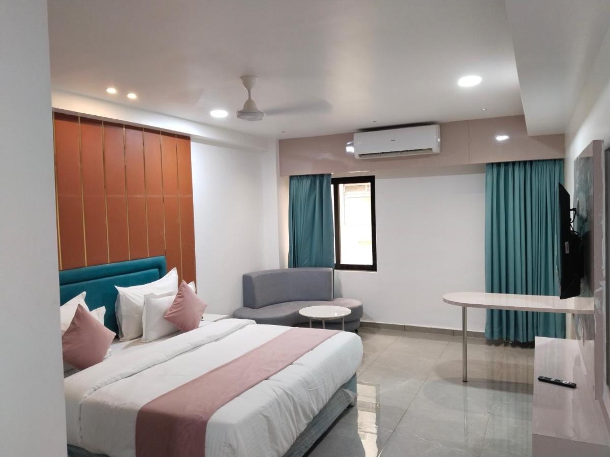 Hotel The Vital Surat Dış mekan fotoğraf