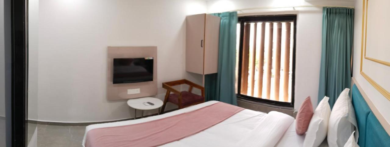 Hotel The Vital Surat Dış mekan fotoğraf