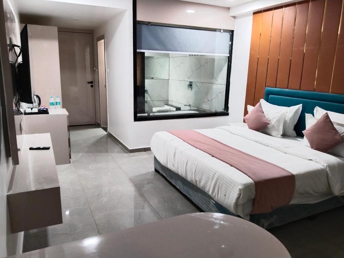 Hotel The Vital Surat Dış mekan fotoğraf